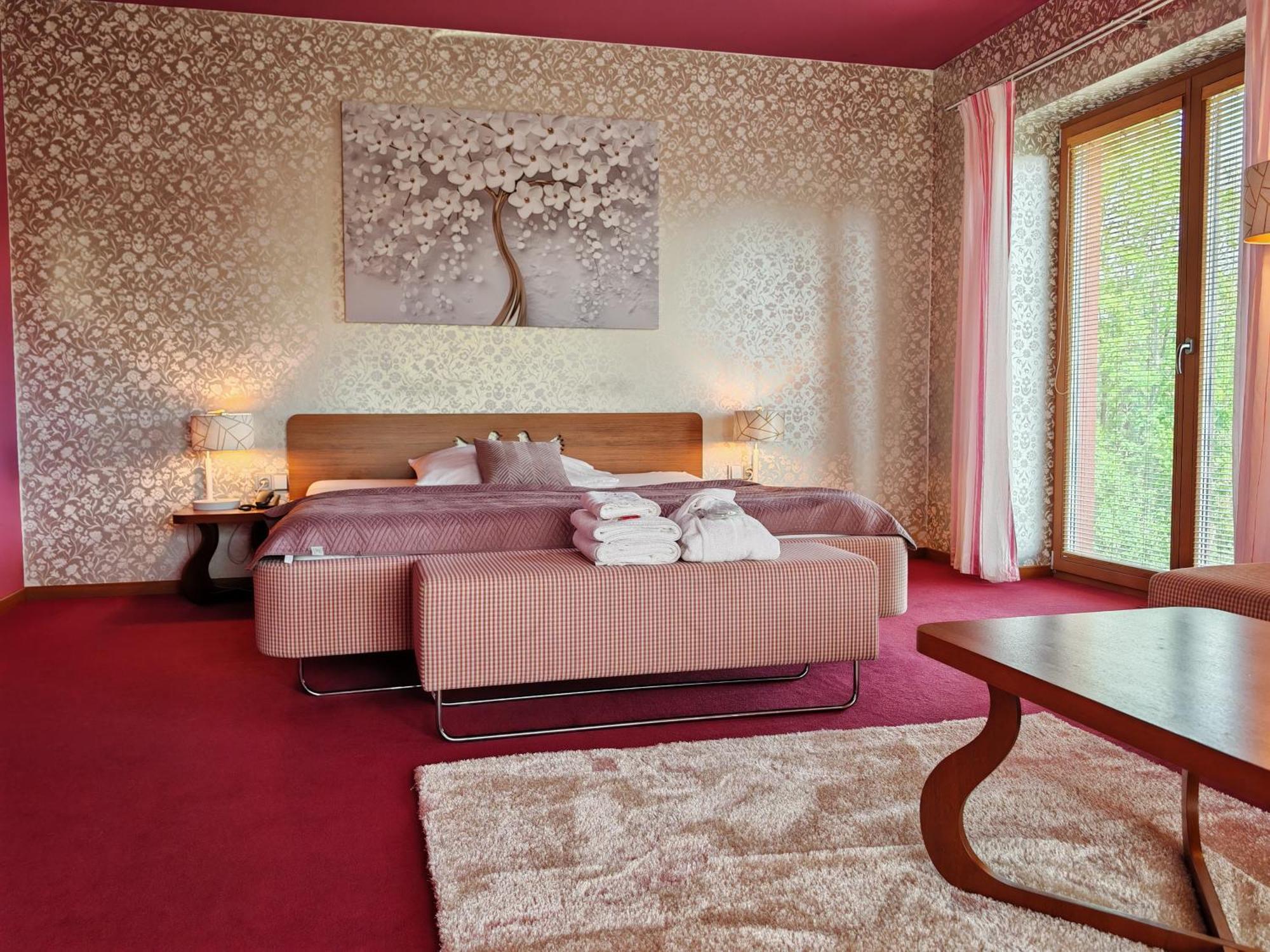 Hotel Rajska Zahrada Nove Mesto nad Metuji Ngoại thất bức ảnh