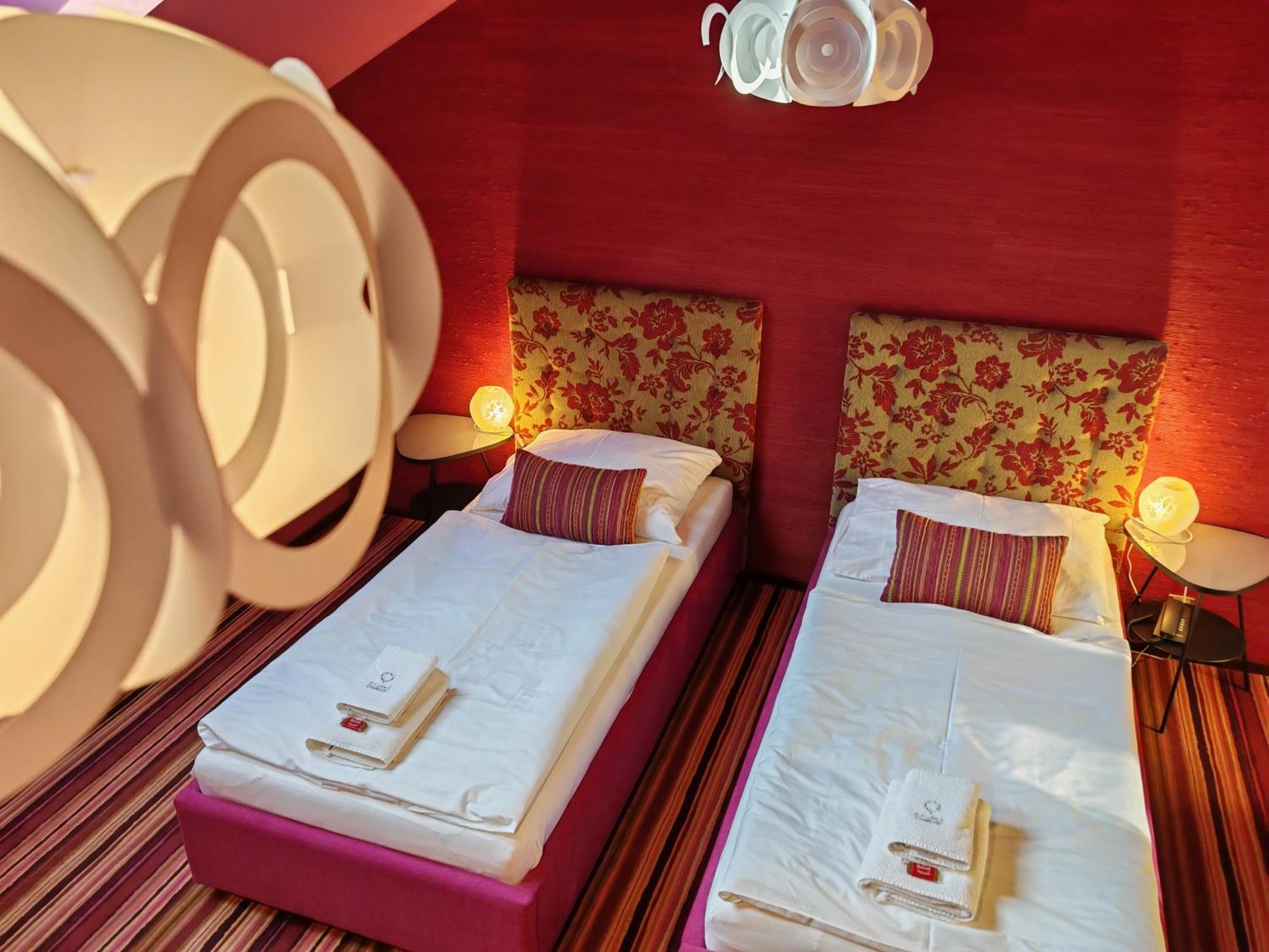 Hotel Rajska Zahrada Nove Mesto nad Metuji Ngoại thất bức ảnh
