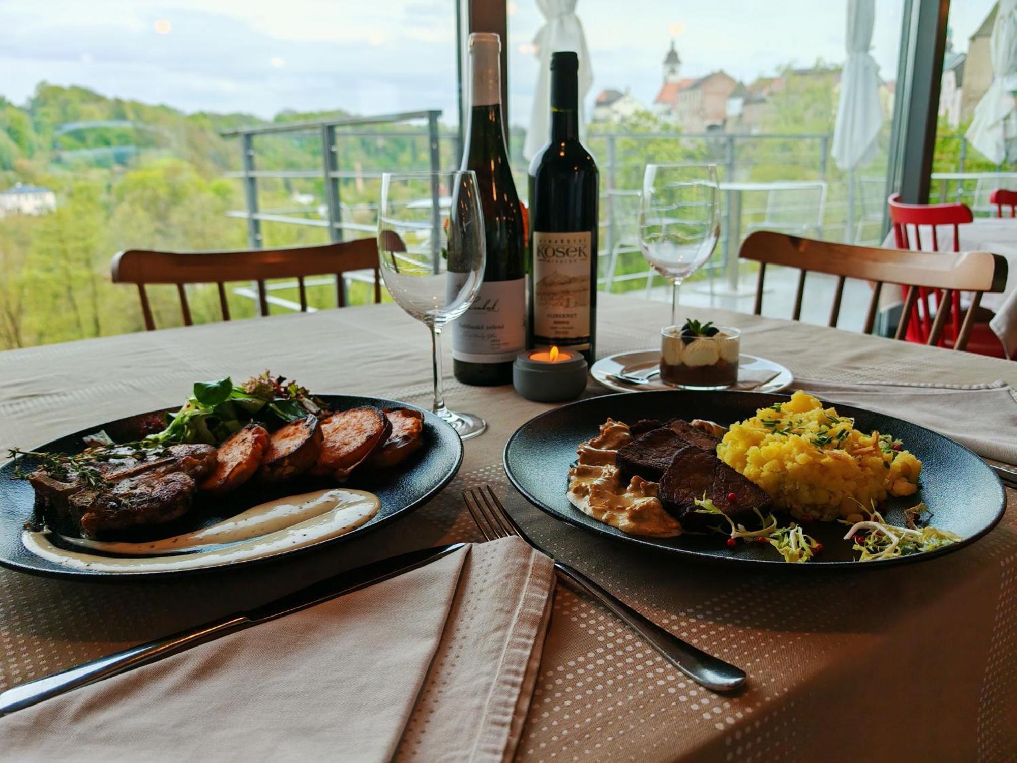 Hotel Rajska Zahrada Nove Mesto nad Metuji Ngoại thất bức ảnh