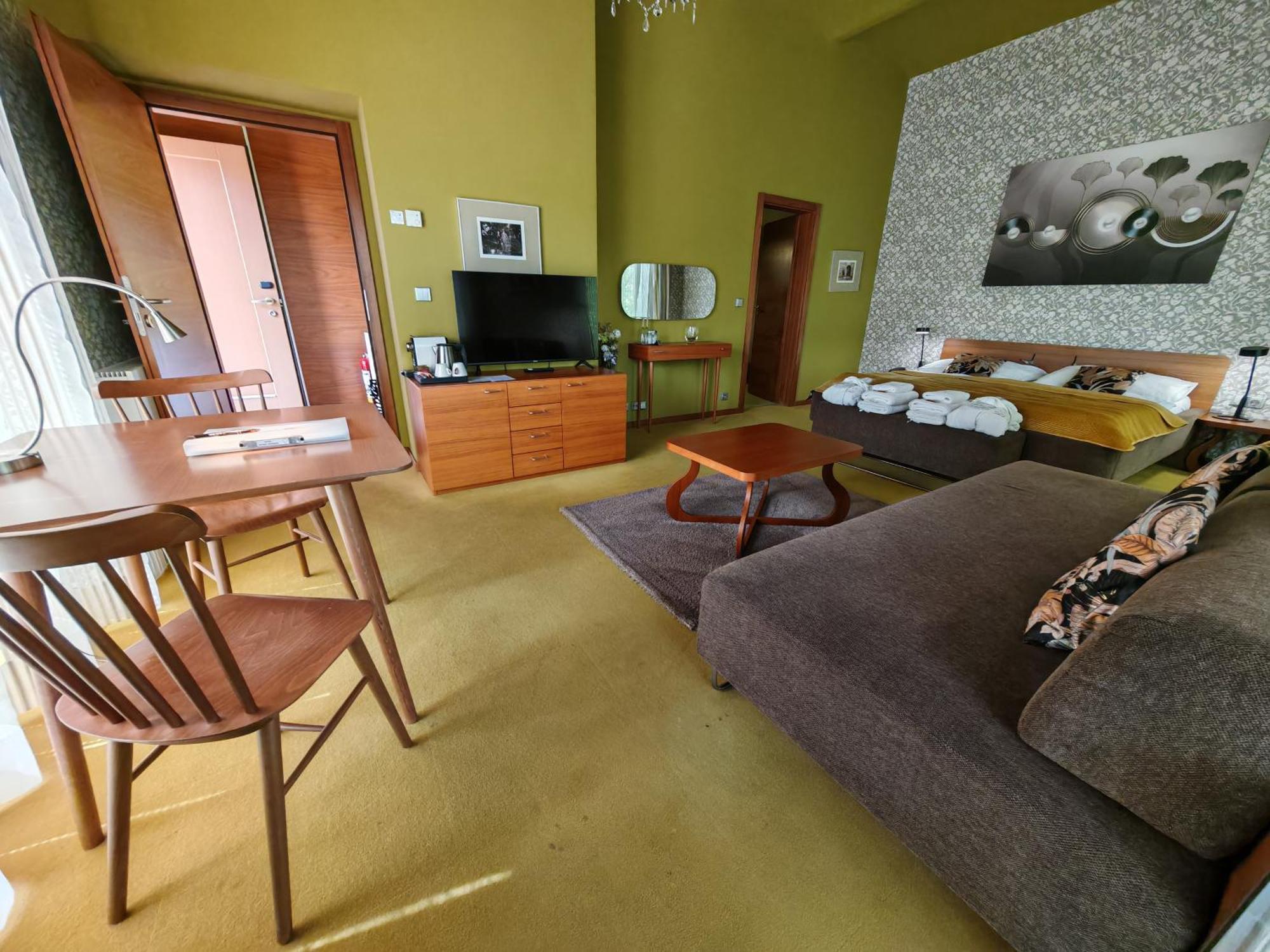 Hotel Rajska Zahrada Nove Mesto nad Metuji Ngoại thất bức ảnh