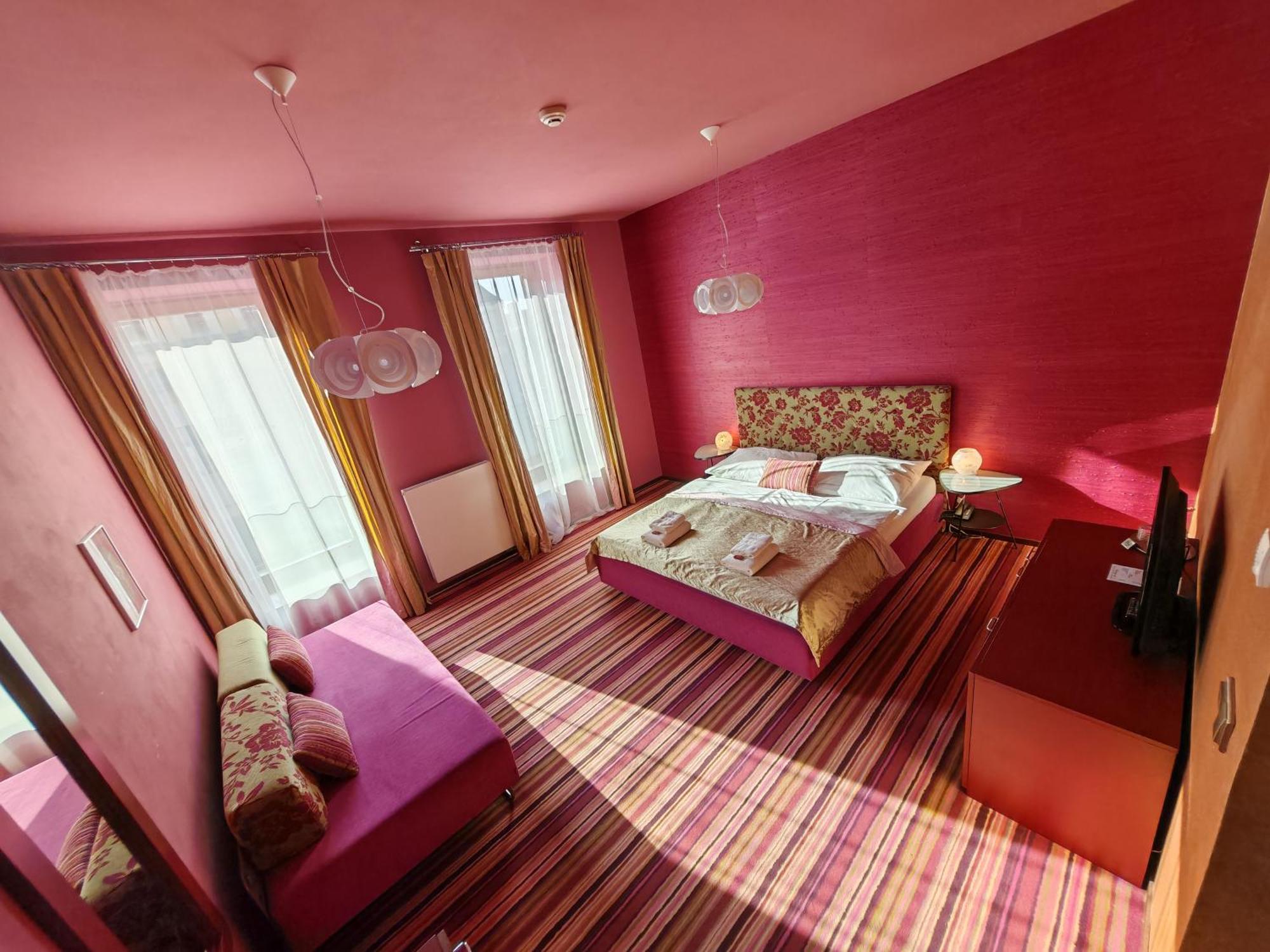Hotel Rajska Zahrada Nove Mesto nad Metuji Ngoại thất bức ảnh