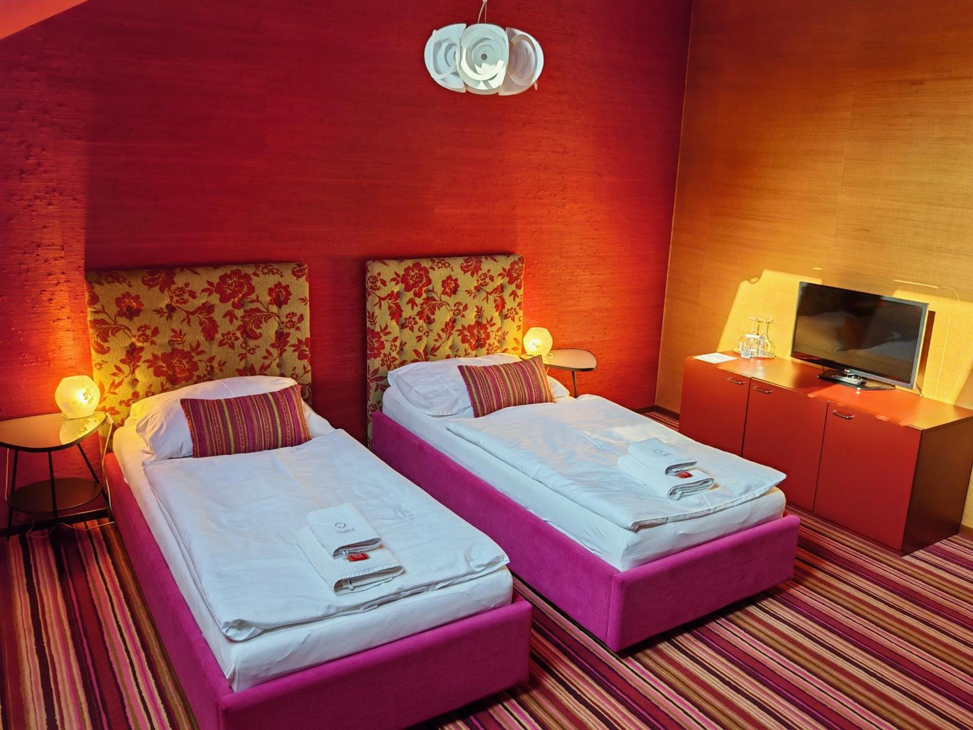 Hotel Rajska Zahrada Nove Mesto nad Metuji Ngoại thất bức ảnh