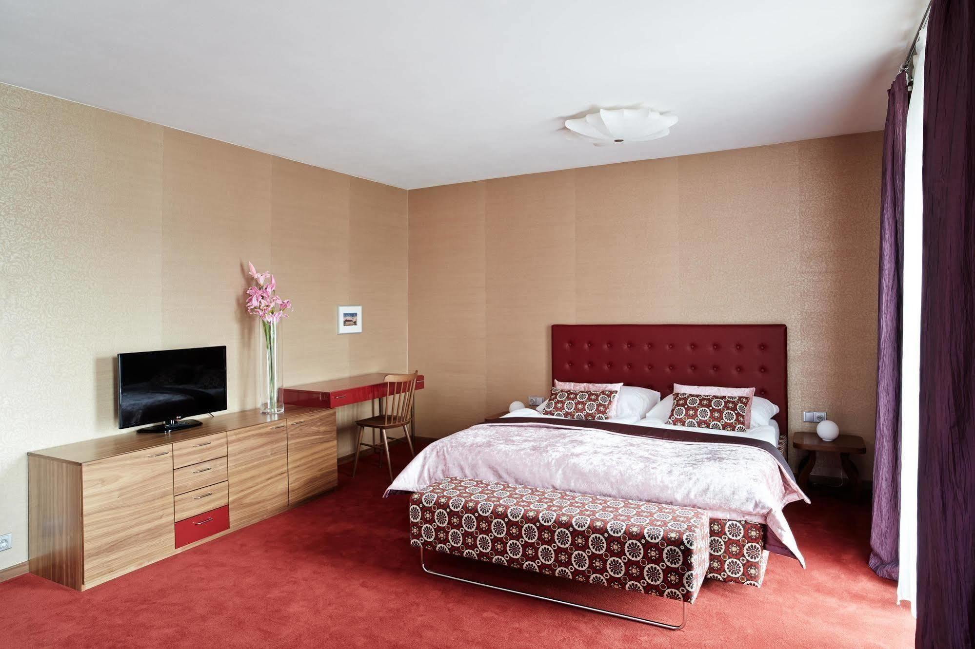 Hotel Rajska Zahrada Nove Mesto nad Metuji Ngoại thất bức ảnh
